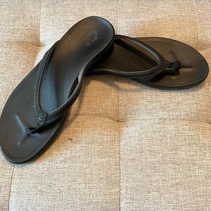 Olukai Sandals size 8 black like new